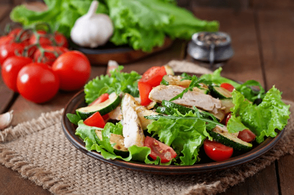 Le poulet et la salade verte sont une excellente option pour un dîner léger après l'entraînement. 