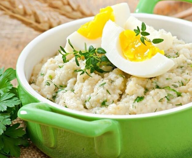 Porridge et œuf bouilli petit-déjeuner goutte