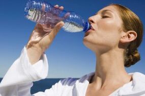 Boire de l'eau avec un régime paresseux