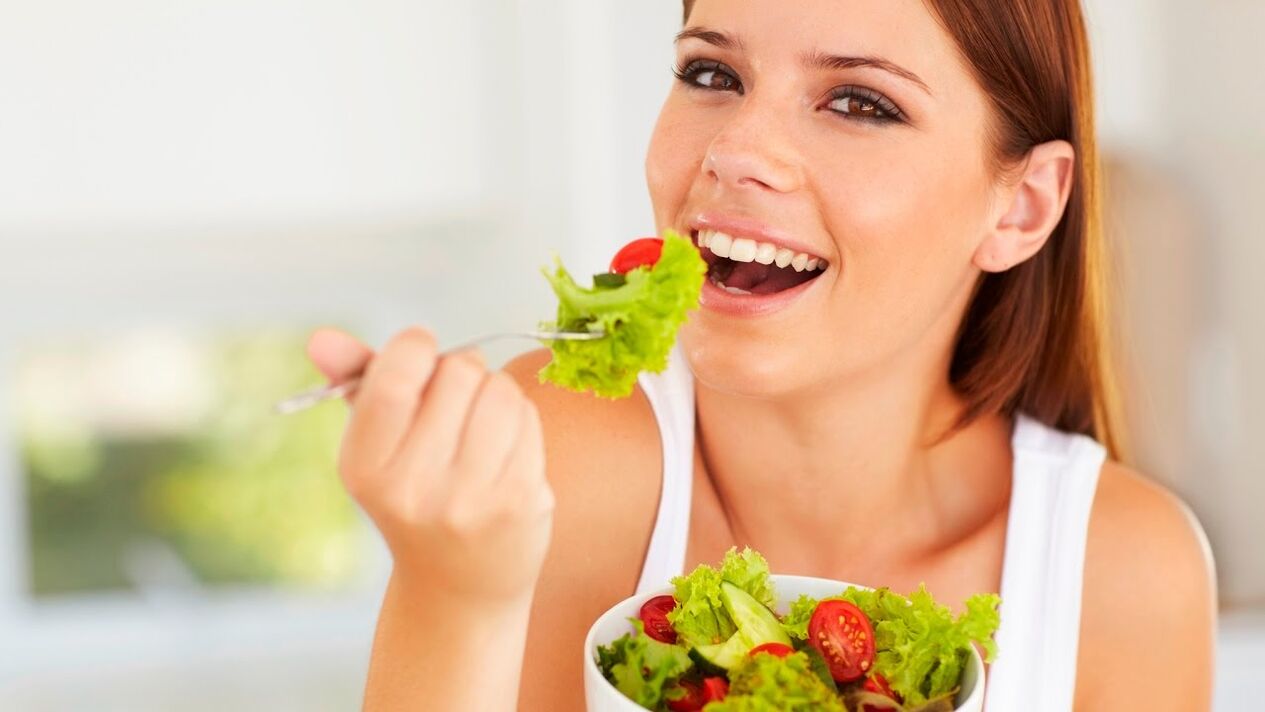 Manger de la salade de légumes avec un régime paresseux
